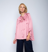 Lade das Bild in den Galerie-Viewer, Rosefarbene Satinbluse mit Schluppe in lockerer Passform, Wunderwerk Oldenburg.