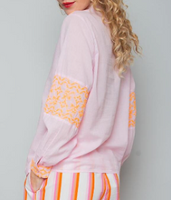 Lade das Bild in den Galerie-Viewer, Rosafarbenen Shirtbluse mit V-Ausschnitt und orangefarbener Stickerei auf dem Ärmel, Wunderwerk Oldenburg