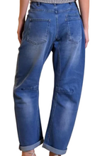 Lade das Bild in den Galerie-Viewer, Blaue Jeans mit aufgesetzten Taschen und kleinem Bindegürtel Wunderwerk Oldenburg