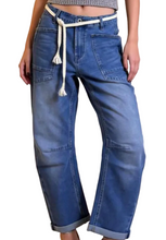 Lade das Bild in den Galerie-Viewer, Blaue Jeans mit aufgesetzten Taschen und kleinem Bindegürtel Wunderwerk Oldenburg