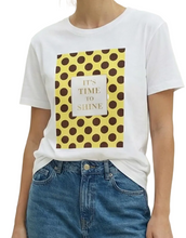 Lade das Bild in den Galerie-Viewer, Weißes Shirt mit Aufdruck und Schriftzug in gelb und Schoko Wunderwerk Oldenburg