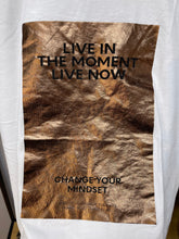 Lade das Bild in den Galerie-Viewer, T-Shirt "Live in the Moment"