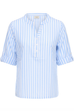 Lade das Bild in den Galerie-Viewer, hellblau gestreifte Kurzarmbluse mit V-Ausschnitt Wunderwerk Oldenburg