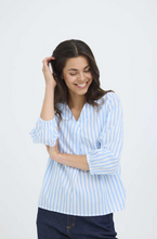 Lade das Bild in den Galerie-Viewer, Hellblau gestreifte Bluse mit V-Ausschnitt und 3/4 Ärmeln, Wunderwerk Oldenburg