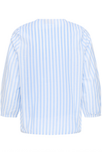 Lade das Bild in den Galerie-Viewer, Hellblau gestreifte Bluse mit V-Ausschnitt und 3/4 Ärmeln, Wunderwerk Oldenburg