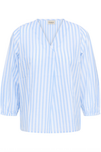 Lade das Bild in den Galerie-Viewer, Hellblau gestreifte Bluse mit V-Ausschnitt und 3/4 Ärmeln, Wunderwerk Oldenburg