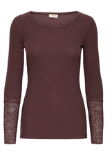 Lade das Bild in den Galerie-Viewer, auberginefarbenes Langarmshirt mit Rundhals und Spitze am Ärmelabschluss, Wunderwerk Oldenburg