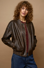 Lade das Bild in den Galerie-Viewer, Dunkelbraune Lederimitat Jacke mit Reißverschluss und seitlichen Eingriffstaschen sowie kleinem Stehkragen, Wunderwerk Oldenburg