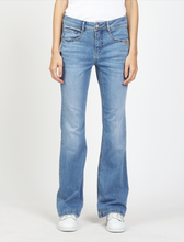 Lade das Bild in den Galerie-Viewer, Jeans Flared Fit in hellem Denim Wunderwerk Oldenburg