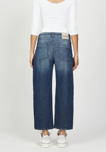 Lade das Bild in den Galerie-Viewer, Gekürzte Gang 94Jul Jeans mit weitem Bein in der Farbe worn rough denim, Wunderwerk Oldenburg
