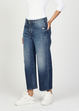 Lade das Bild in den Galerie-Viewer, Gekürzte Gang 94Jul Jeans mit weitem Bein in der Farbe worn rough denim, Wunderwerk Oldenburg