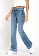Lade das Bild in den Galerie-Viewer, Gang_94Maxima_Flared_fit_Jeans_authentic_midblue_Wunderwerk_Oldenburg