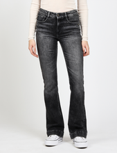 Lade das Bild in den Galerie-Viewer, Gang Jeans in schwarz mit ausgestellten Bein, Wunderwerk Oldenburg