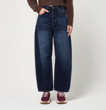 Lade das Bild in den Galerie-Viewer, Baggy Fit Jeans von Gang in einem ganz dunklen blau Wunderwerk Oldenburg