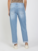 Lade das Bild in den Galerie-Viewer, Comfort Straight Fit Jeans in Hellblau im 5Pocket Style Wunderwerk Oldenburg