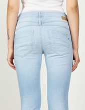 Lade das Bild in den Galerie-Viewer, Hellblaue Jeans von Gang mit relaxed fit Style. Wunderwerk Oldenburg