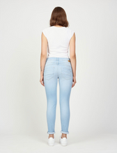 Lade das Bild in den Galerie-Viewer, Hellblaue Jeans von Gang mit relaxed fit Style. Wunderwerk Oldenburg