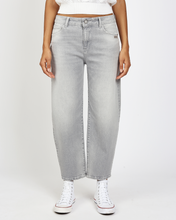 Lade das Bild in den Galerie-Viewer, Hellgraue Jeans in O-shape, Knöchellang Wunderwerk Oldenburg