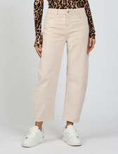 Lade das Bild in den Galerie-Viewer, Cordhose in verkürzter Form in der Farbe offwhite Wunderwerk Oldenburg