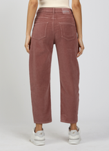 Lade das Bild in den Galerie-Viewer, Cordhose in verkürzter Form in der Farbe old rosé, Wunderwerk Oldenburg