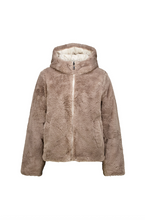 Lade das Bild in den Galerie-Viewer, Wendejacke aus Kunstfell in der Farbe taupe, Wunderwerk Oldenburg