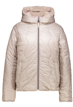 Lade das Bild in den Galerie-Viewer, Wendejacke aus Kunstfell in der Farbe warm beige, Wunderwerk Oldenburg