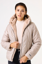 Lade das Bild in den Galerie-Viewer, Wendejacke aus Kunstfell in der Farbe warm beige, Wunderwerk Oldenburg