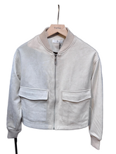 Lade das Bild in den Galerie-Viewer, Sandfarbener Velour Blouson mit aufsetzten Taschen auf der Vorderseite und silbernem Reißverschluss