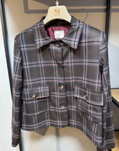 Lade das Bild in den Galerie-Viewer, Braun karierte Kurzjacke mit Hemdkragen und Knöpfen zum schließen sowie aufgesetzte Taschen auf jeder Seite, Wunderwerk Oldenburg
