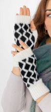 Lade das Bild in den Galerie-Viewer, Handstulpe mit Rautenmuster in offwhite schwarz Wunderwerk Oldenburg