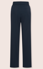 Lade das Bild in den Galerie-Viewer, Dunkelblaue Stoffhose mit geradem langen Beinverlauf und elastischem Bund mit Stoffgürtel, Seitentaschen, Wunderwerk Oldenburg