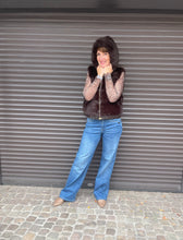 Lade das Bild in den Galerie-Viewer, Kunstfellweste mit Kapuze und goldenem Reißverschluss sowie Seitentaschen in der Farbe dunkelbraun, Wunderwerk Oldenburg