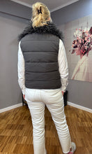 Lade das Bild in den Galerie-Viewer, Zhane Kunstfellweste