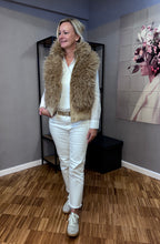 Lade das Bild in den Galerie-Viewer, Zhane Kunstfellweste