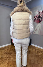 Lade das Bild in den Galerie-Viewer, Zhane Kunstfellweste