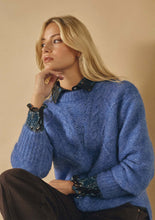 Lade das Bild in den Galerie-Viewer, Pullover mit Zopfmuster auf der Vorderseite in royalblau und Rundhals Wunderwerk Oldenburg