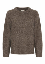Lade das Bild in den Galerie-Viewer, Pullover mit Zopfmuster auf der Vorderseite und taupe melange und Rundhals Wunderwerk Oldenburg