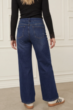 Lade das Bild in den Galerie-Viewer, Dunkelblaue Jeans mit geradem langen Bein und Frontnaht auf jedem Bein, Wunderwerk Oldenburg