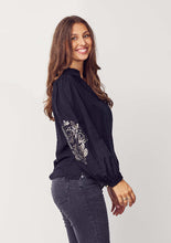 Lade das Bild in den Galerie-Viewer, Lockere Bluse in schwarz mit V-Ausschnitt  und Flowerprint auf den Ärmeln, Wunderwerk Oldenburg