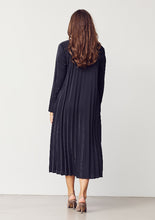 Lade das Bild in den Galerie-Viewer, schwarzes Plissekkleid in Midilänge mit Hemdkragen, Wunderwerk Oldenburg