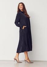 Lade das Bild in den Galerie-Viewer, schwarzes Plissekkleid in Midilänge mit Hemdkragen, Wunderwerk Oldenburg