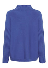 Lade das Bild in den Galerie-Viewer, Azurblauer Strickpullover mit Stehkragen, Rippoptik am Kragen und Ärmel, Wunderwerk Oldenburg