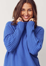 Lade das Bild in den Galerie-Viewer, Azurblauer Strickpullover mit Stehkragen, Rippoptik am Kragen und Ärmel, Wunderwerk Oldenburg