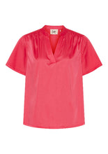 Lade das Bild in den Galerie-Viewer, Rote Kurzarmbluse in Satinoptik mit V-Ausschnitt, Wunderwerk Oldenburg