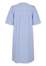 Lade das Bild in den Galerie-Viewer, Hellblau weiß gestreiftes Kleid mit Längsstreifen, V-Ausschnitt und kurzen Ärmeln, Wunderwerk Oldenburg
