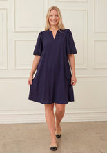 Lade das Bild in den Galerie-Viewer, Dunkelblaues Kleid mit Längsstreifen, V-Ausschnitt und kurzen Ärmeln, Wunderwerk Oldenburg