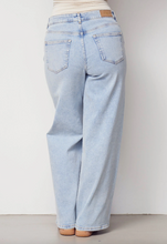 Lade das Bild in den Galerie-Viewer, Torino highwast Jeans in hellblau, Wunderwerk Oldenburg