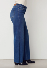 Lade das Bild in den Galerie-Viewer, Torino highwast Jeans in dunkelblau,Wunderwerk Oldenburg