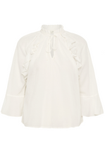 Lade das Bild in den Galerie-Viewer, Bluse in offwhite mit Rüschendetails und kleinem Stehkragen mit Bindeband sowie Volantärmel Wunderwerk Oldenburg