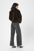 Lade das Bild in den Galerie-Viewer, Kunstfelljacke in dunkelbraun mit Rundhals und Druckknöpfen. Wunderwerk Oldenburg